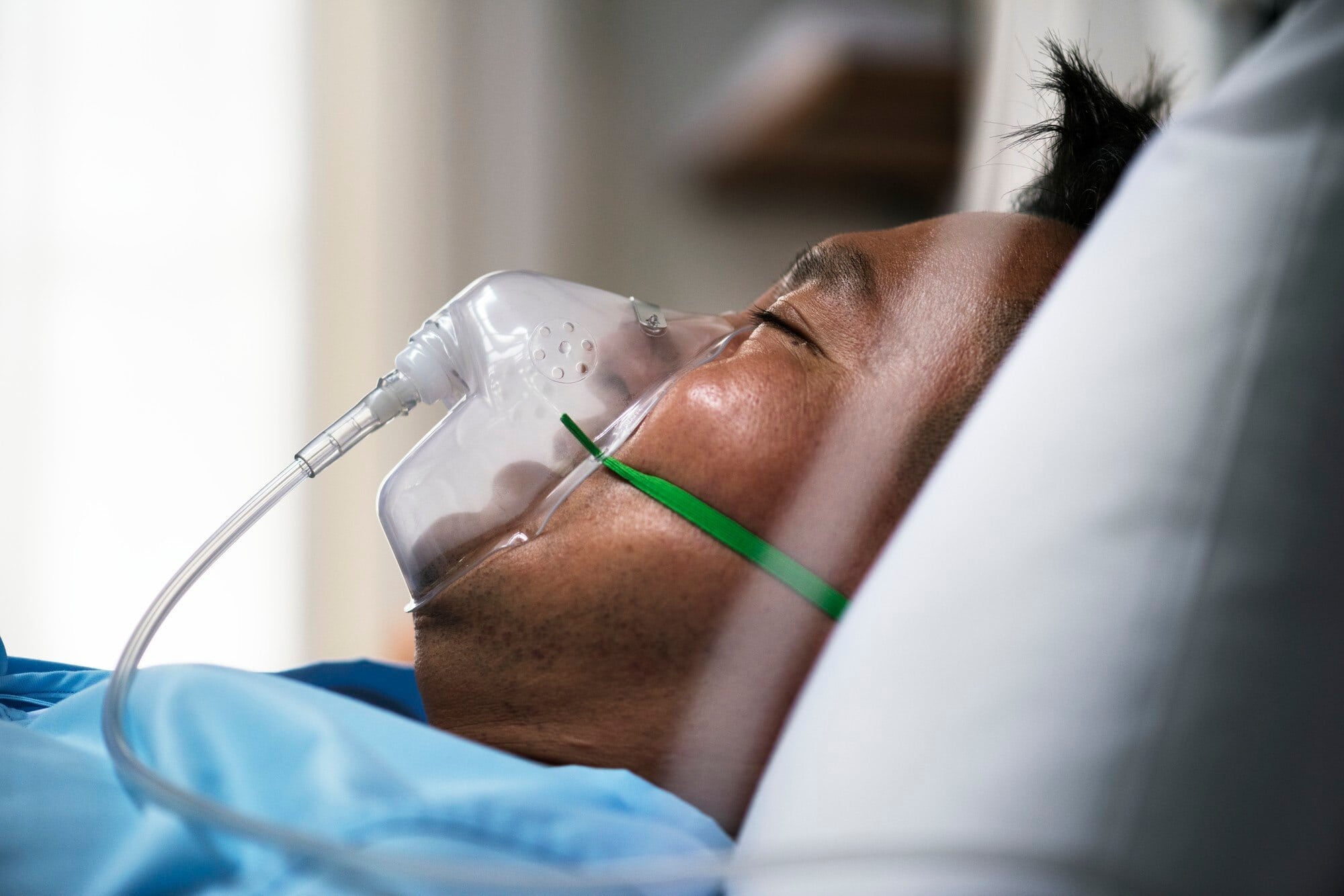 homme-asiatique-malade-dans-hopital_53876-137536